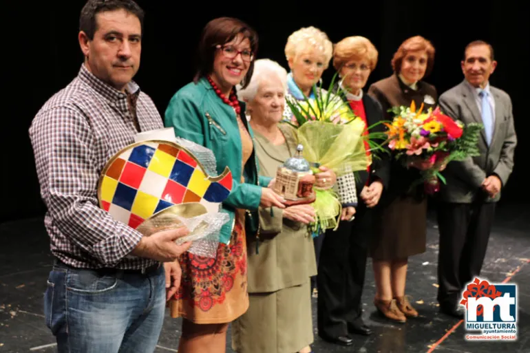 imagen de autoridades y homenajeada Fiesta de la  Ausente 2016