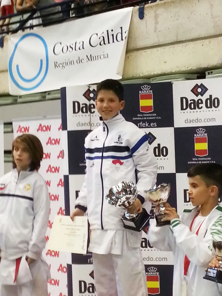 imagen del jovencísimo Hugo González Moral en lo alto del podio del Campeonato de España, abril 2016