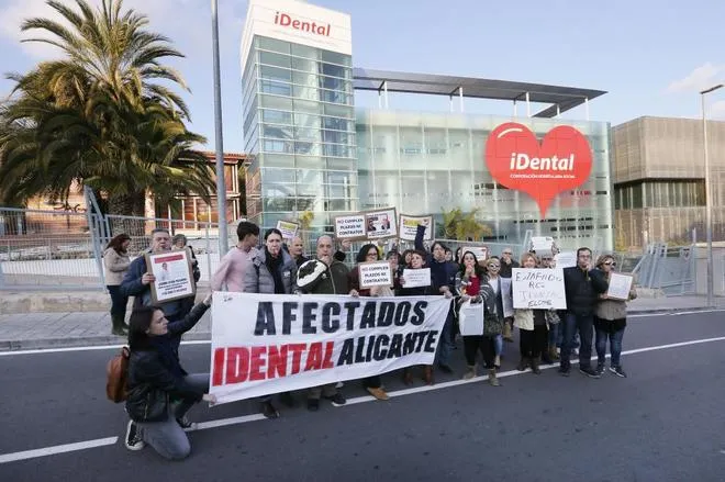 imagen de manifestación en Alicante caso iDental, fuente imagen www.elmundo.es