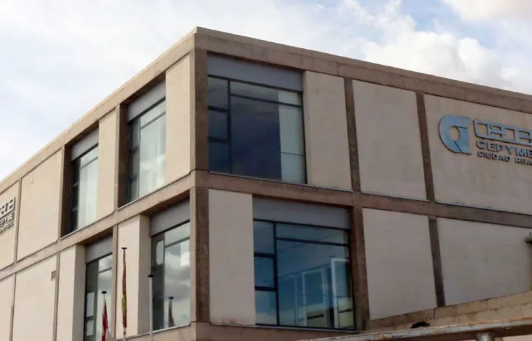 imagen de la fachada del edificio de la CEOE CEPYME de Miguelturra