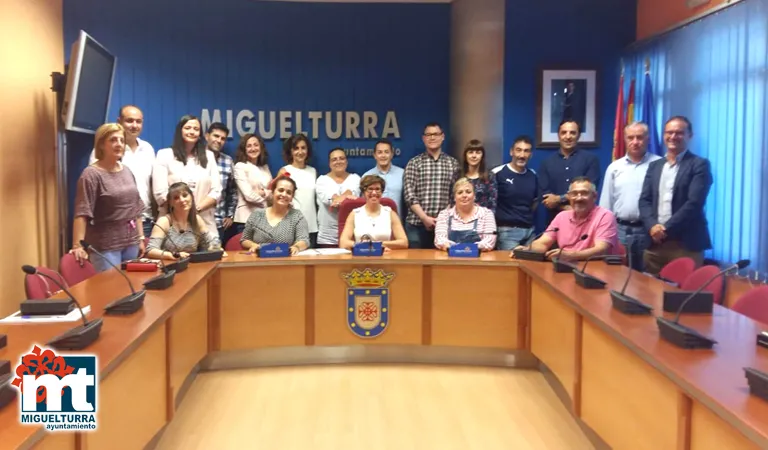 imagen de alcaldesa con concejales y concejalas en el Salón de Plenos, 12 junio 2019