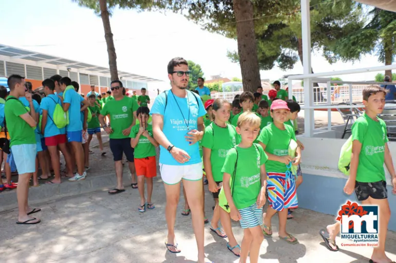 imagen de monitores y alumnado del Campus de Fútbol 2015 en la Piscina Municipal