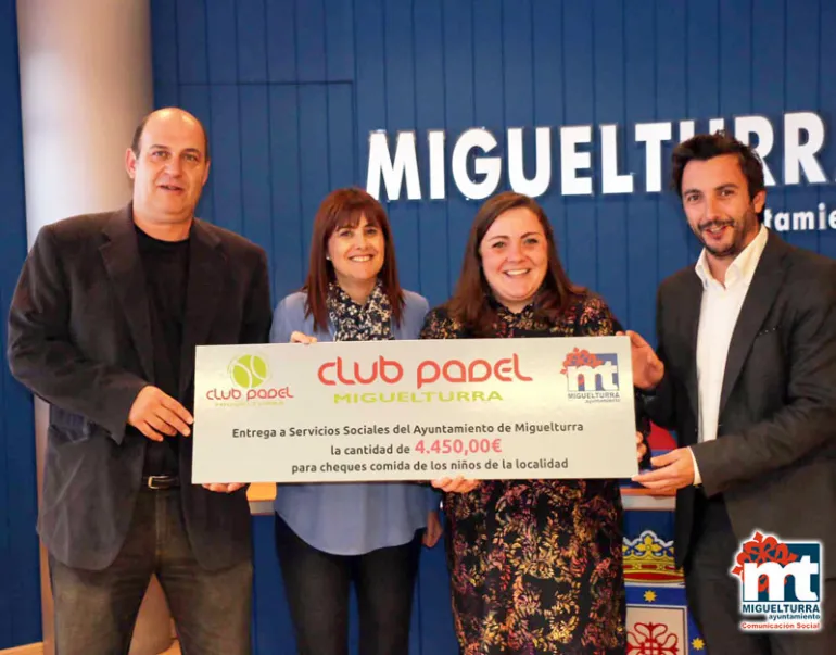 imagen del cheque de 4.400 euros entregado en un acto en el Salón de Plenos, noviembre 2015