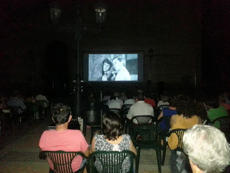 imagen de una sesión de cine de verano en Miguelturra, agosto 2015