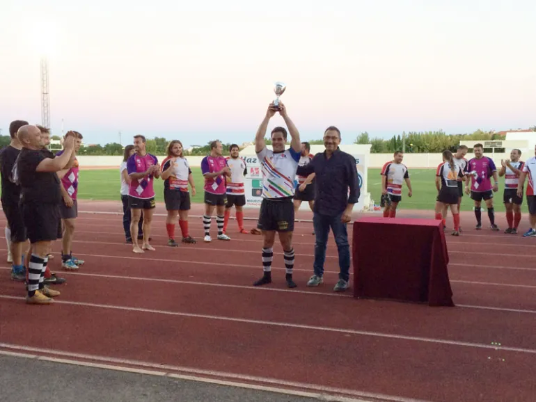 imagen de Arlequines Miguelturra recogiendo el Trofeo de Ferias, septiembre 2015