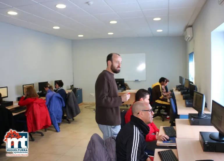 imagen del curso de informática básica y Javier Mohíno, docente del curso, diciembre 2015