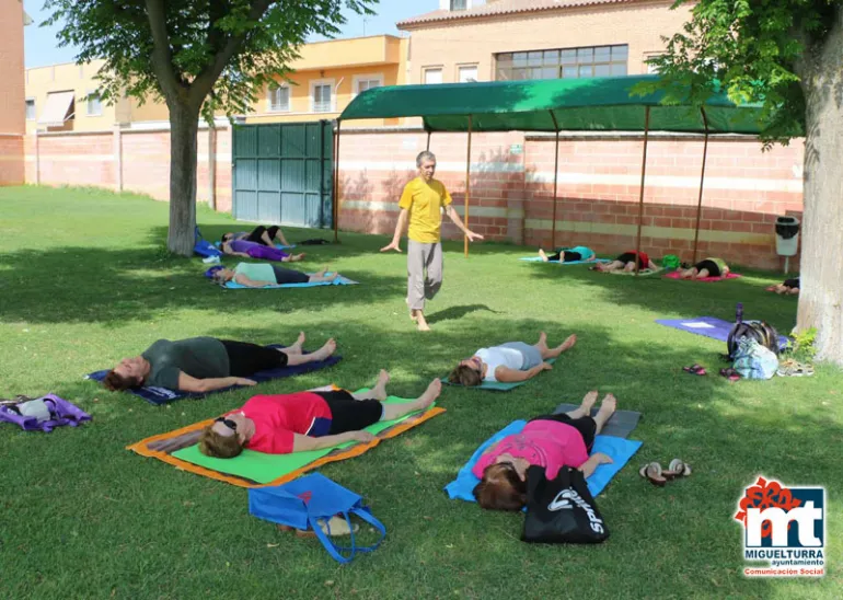 imagen de los cursos de Yoga que se han iniciado en la Piscina Municipal, julio 2015