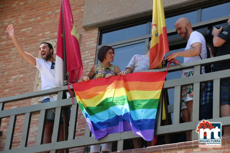 imagen de la colocación de la banera arcoiris en el balcón del Ayuntamiento, junio 2015
