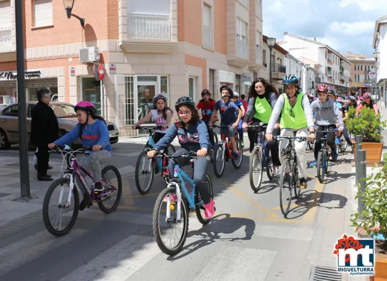 imagen de la marcha ciclista a su paso por la calle Carnaval, mayo 2018