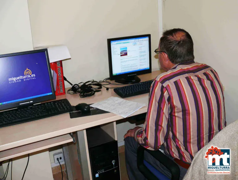 imagen de usuario en la Mediateca del Centro de Día de Miguelturra