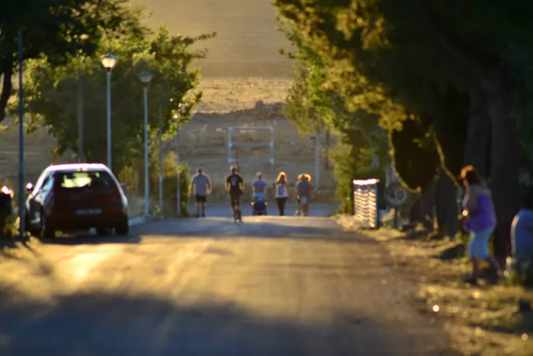 imagen de personas  paseando por el Puente de Peralvillo, verano 2015, fuente imagen Nacho Vera