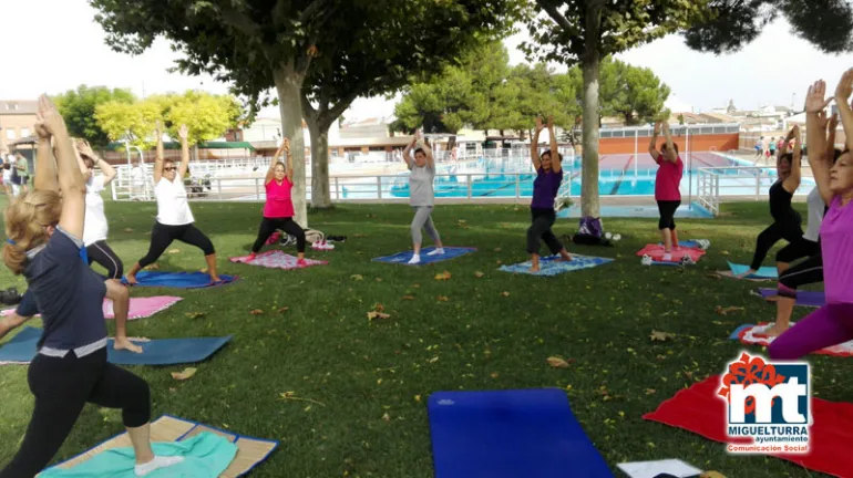imagen de una de las sesiones de Yoga en la Piscina, agosto 2015