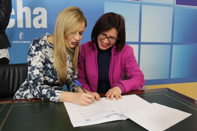 imagen del momento de la firma, febrero 2016