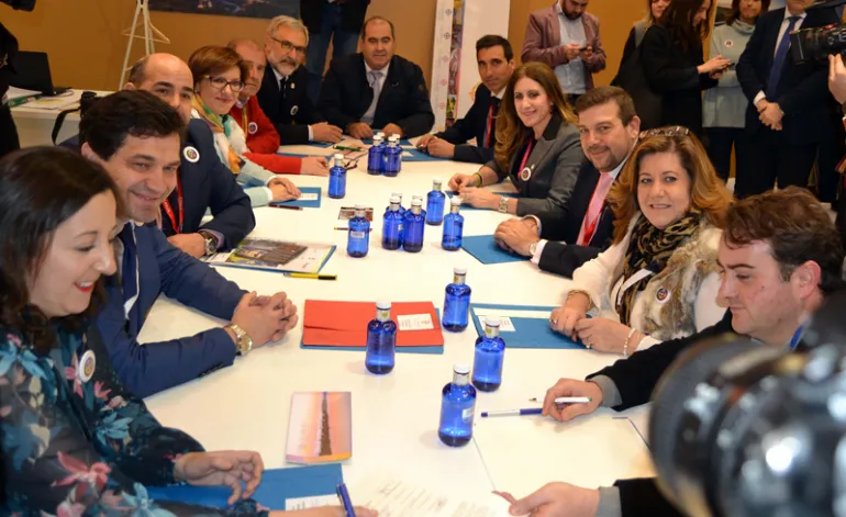 imagen previa a la firma en Fitur 2019, fuente imagen Gabinete Prensa Multimedia