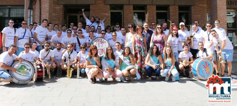 imagen de autoridades, organización y charangas participantes, septiembre 2015
