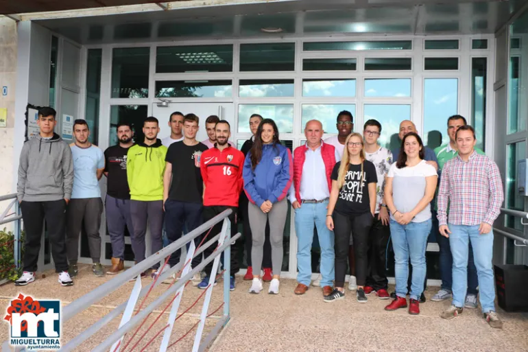 imagen de alumnado, docentes y organización frente al Vivero de Empresas de Miguelturra, octubre 2018