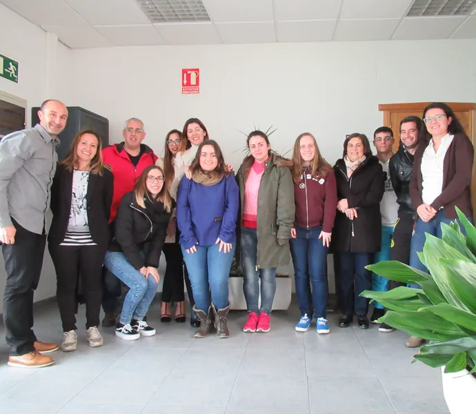 imagen grupal de la Lanzadera de Empleo y gestor del portal web tras el taller, enero 2018, fuente imagen Lanzadera de Empleo de Miguelturra