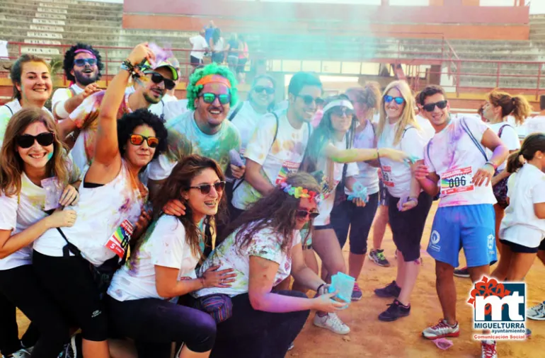 imagen de jóvenes participantes en la carrera de colores de las Ferias 2015 de Miguelturra