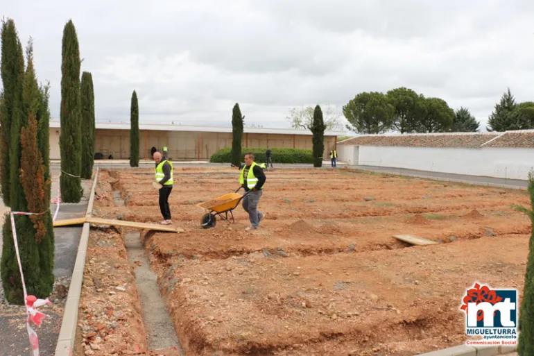 imagen de trabajadores y concejal durante la ampliación del Cementerio Municipal, abril 2016