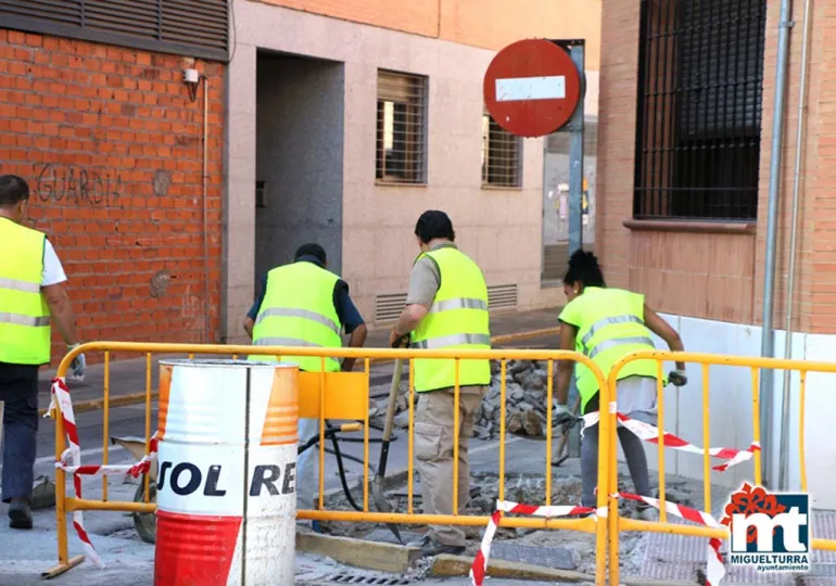 imagen de cuatro personas trabajando en los Planes de Empleo