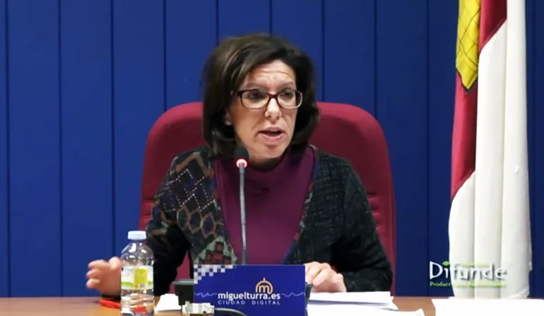 imagen de la alcaldesa Victoria Sobrino presidiendo el Pleno Ordinario del 3 de diciembre de 2015
