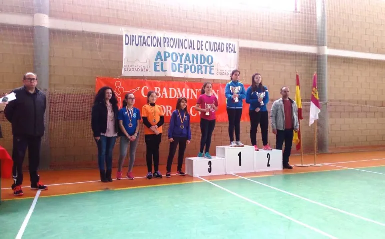 imagen de deportistas y autoridades en uno de los podios del torneo, fuente imagen Leando Jesús González Juárez