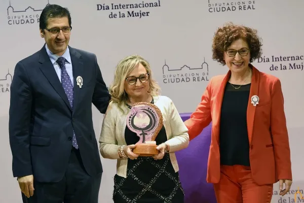 imagen de Caballero, Alarcón y Arriaga, de izquierda a derecha, entregando el premio, 5 marzo 2020, fuente imagen Diputación Provincial Ciudad Real