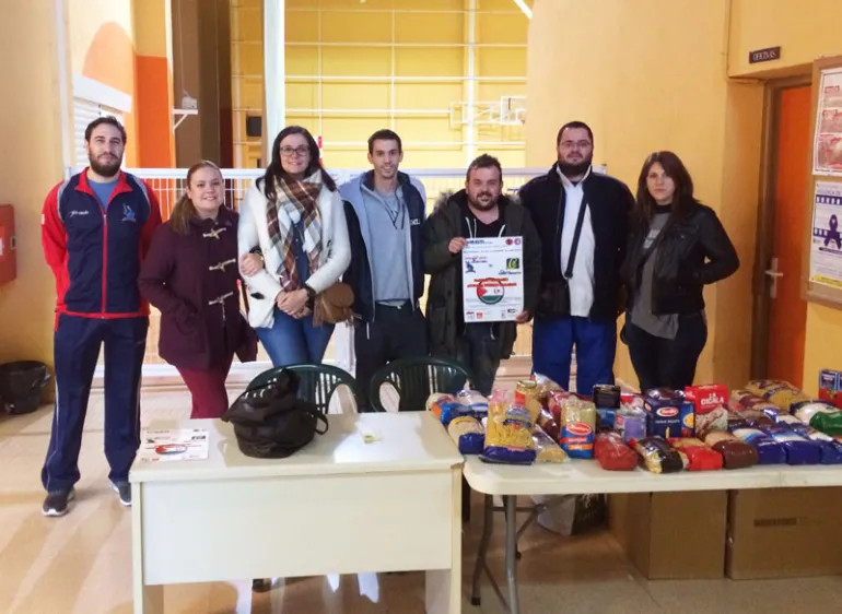 imagen de la recogida de alimentos durante el partido de baloncesto, noviembre 2015