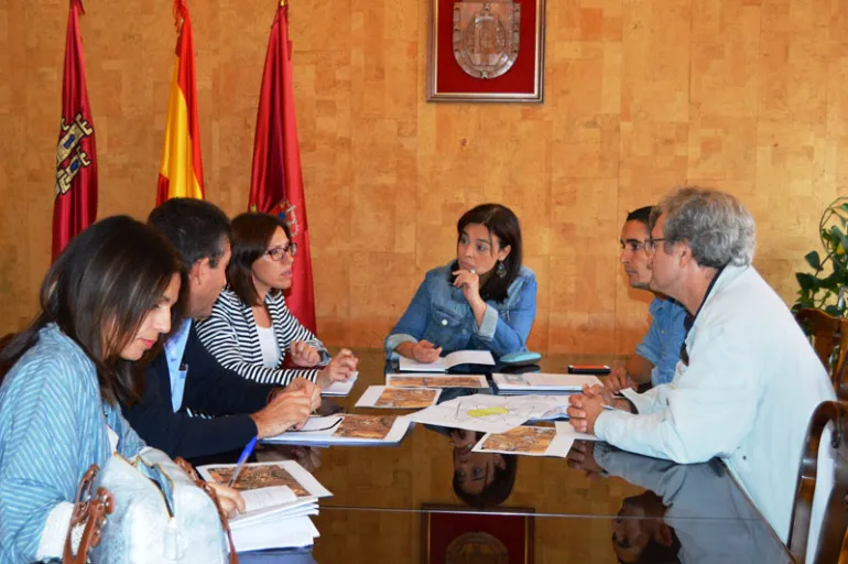 imagen de la reunión técnica entre los ayuntamientos de Ciudad Real y Miguelturra sobre la futura pasarela, octubre 2015