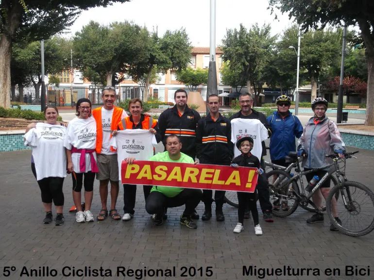 imagen de la salida desde Miguelturra de la ruta ciclista en apoyo a la pasarela, octubre 2015
