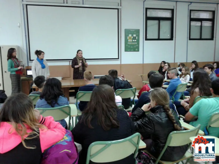 imagen de concejala y técnicas municipales durante la charla en el Instituto, mayo 2016