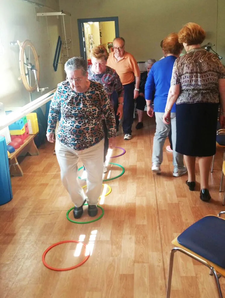imagen de una de las sesiones del taller fisioterapia y salud, abril 2017