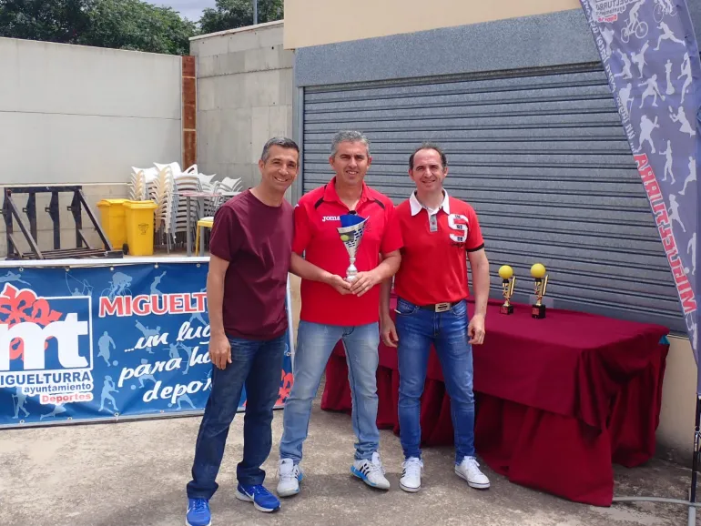 imagen de entrega de premios a los ganadores del Torneo de Primavera de Tenis 2018, fuente imagen Club Tenis Miguelturra