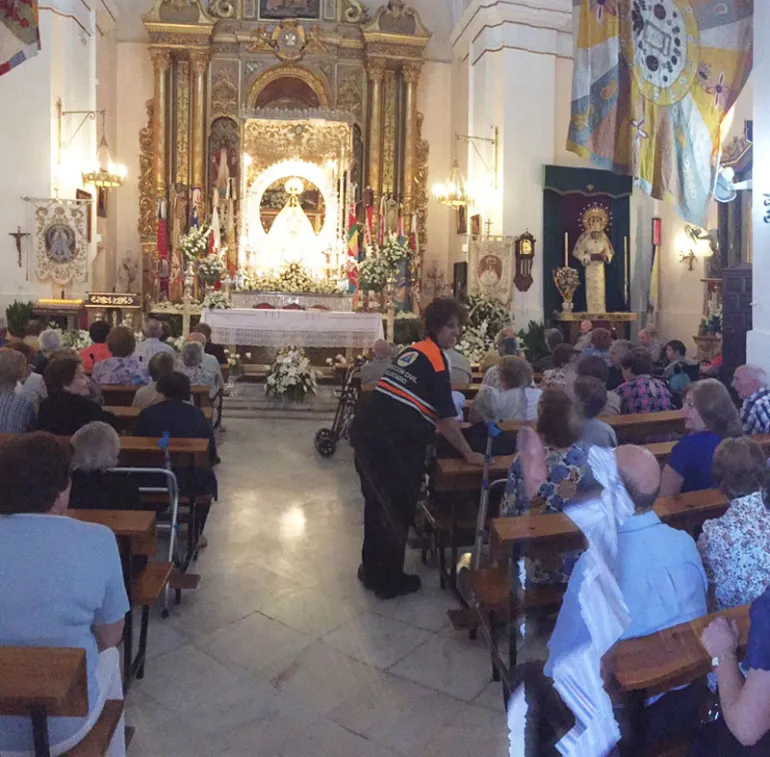 imagen de la Virgen de la Estrella y fieles dentro de la iglesia, septiembre 2015
