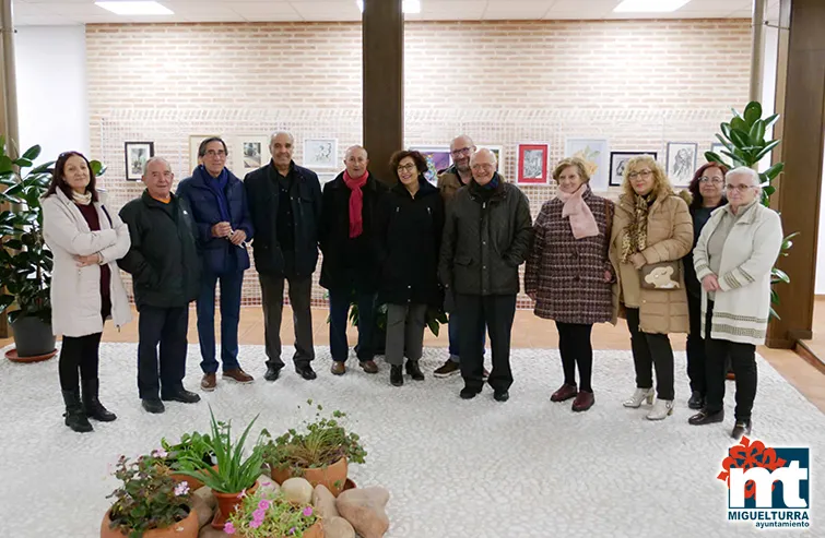 imagen de autoridades y participantes en la inauguración de la exposición pictórica, noviembre 2019