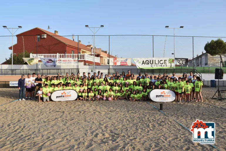imagen grupal de organización, autoridades y participantes del Clinic de Vóley Playa Miguelturra 2019