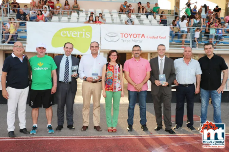 imagen de autoridades y casas patrocinadoras en la inauguración del Campus de Fútbol de Miguelturra 2016