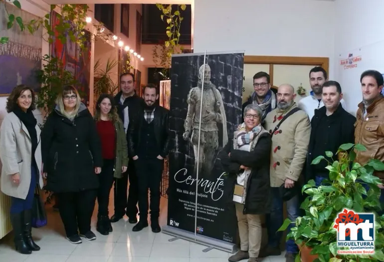 imagen de autoridades y Colectivo RAW, enero de 2017