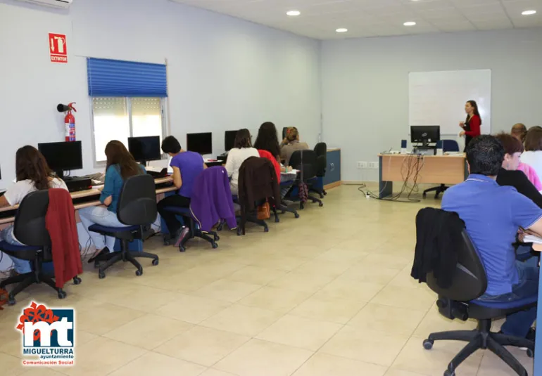 imagen inicio del curso de contabilidad en el Centro de la Mujer, octubre de 2015