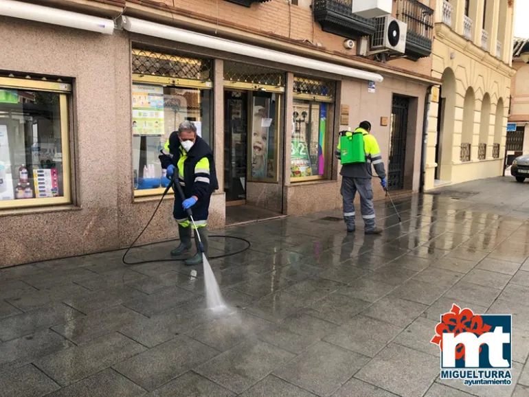 imagen de labores de desinfección en plaza de la Constitución, Miguelturra marzo 2020