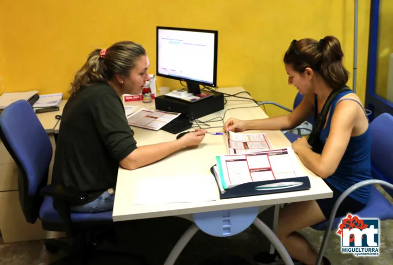 imagen de usuaria informándose sobre los cursos del Centro de la Mujer, septiembre 2018