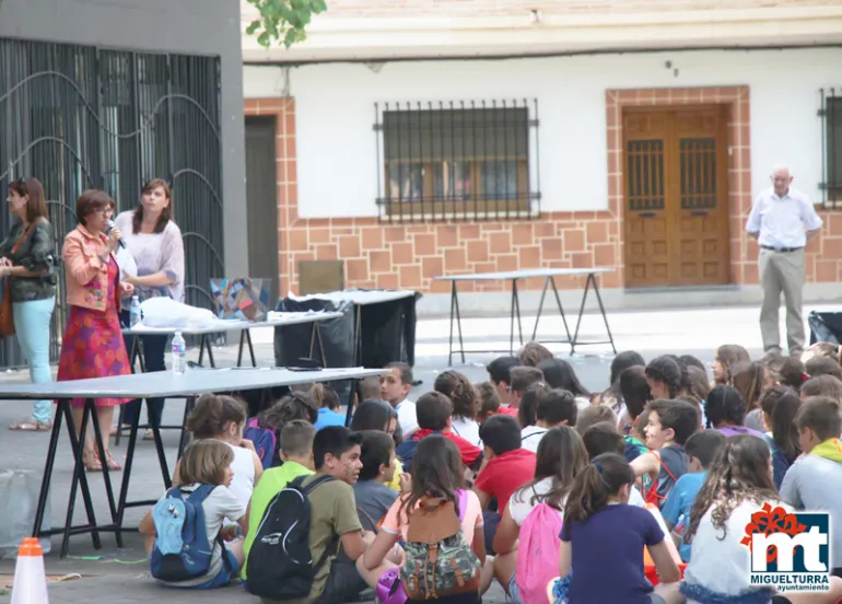 imagen de Victoria Sobrino y alumnado, jornada contra absentismo escolar, junio 2017