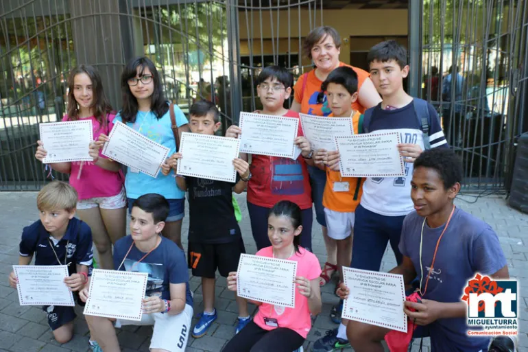 imagen de alumnado junto la concejala de Bienestar Social de Miguelturra, junio 2016