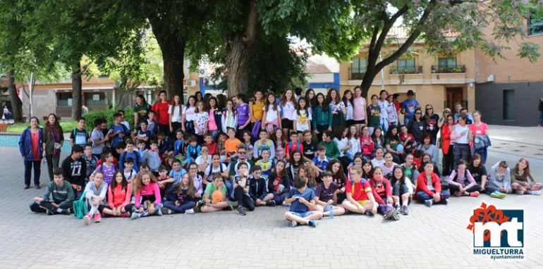 imagen de jóvenes en la plaza Doctor Fleming tras la celebración de la jornada, 1 junio 2018