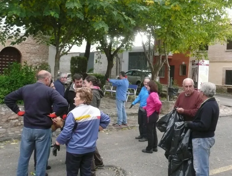 imagen de personas participantes en la jornada de limpieza medioambiental Peralvillo, octubre 2016