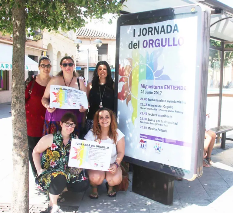 imagen en la marquesina donde figura el cartel en gran tamaño del Día del Orgullo 2017