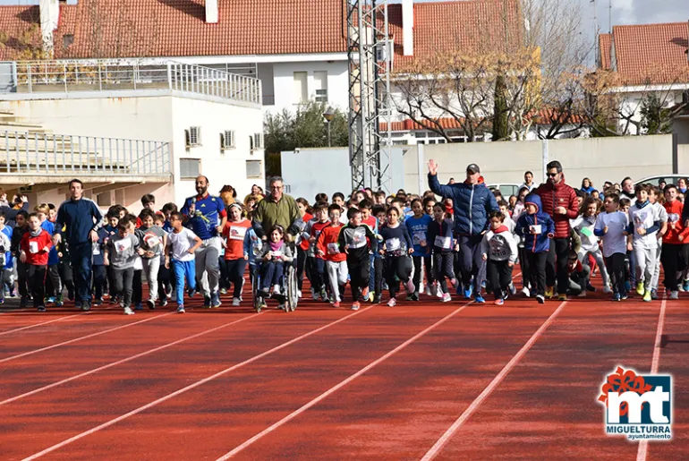 imagen de niños en el Estadio Municipal por una buena causa, la Paz, enero 2020