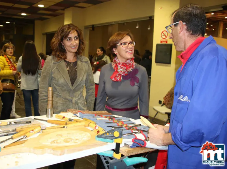 imagen de Fátima Mondéjar, izquierda, y Victoria Sobrino junto con un alumno de la Universidad Popular, noviembre 2017