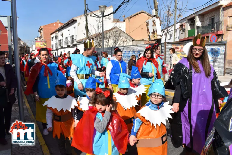 imagen de un de los centros educativos de Miguelturra en su desfile del Carnaval 2019