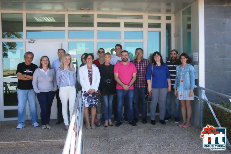 imagen grupal de la Lanzadera de Empleo con alcaldesa y concejal, mayo 2017